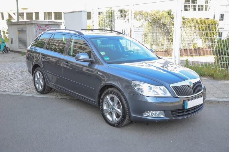 Grau Gebraucht 2011 Skoda Octavia Family Kombi | 5.900 € (Guter Preis) - Bild 1/4