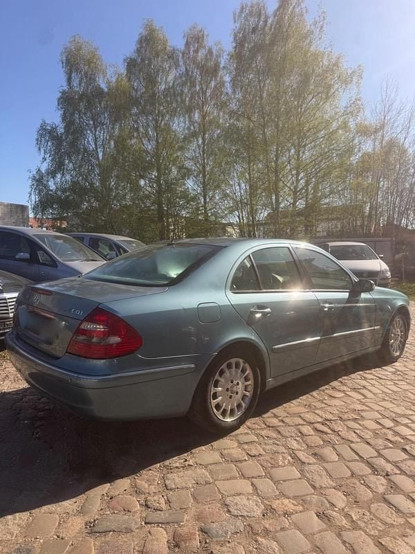 Usata Mercedes E220 150 CV (110 kW) 2002 Blu Berlina