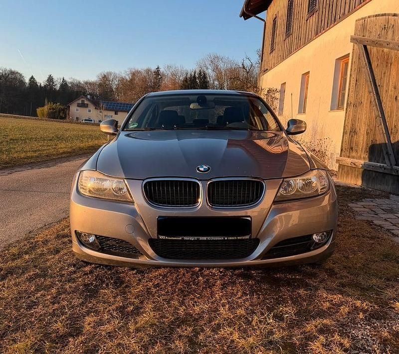 Gebraucht BMW 318 143 PS (105 kW) 2010 Grau Limousine