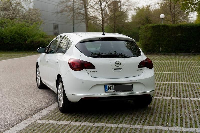 Gebraucht Opel Astra Edition 136 PS (100 kW) 2014 Weiß Limousine