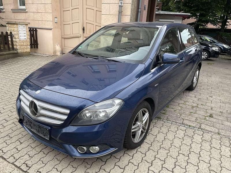 Gebraucht Mercedes B180 122 PS (89 kW) 2012 Blau Van / Kleinbus