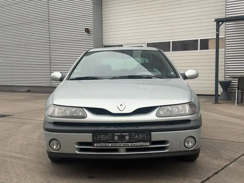 Gebraucht Renault Laguna II 107 PS (78 kW) 2001 Silber Limousine