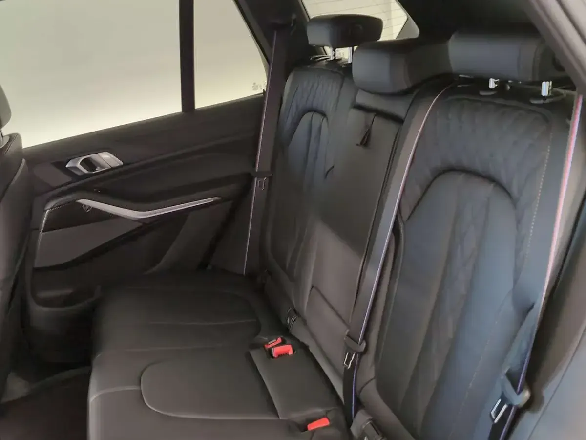 Gebraucht BMW X5 M Sport 489 PS (359 kW) 2025 Black sapphire metallic SUV