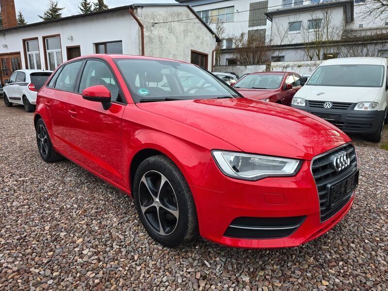 Rot Gebraucht 2015 Audi A3 Sportback Attraction Limousine | 9.800 € (Guter Preis) - Bild 1/4