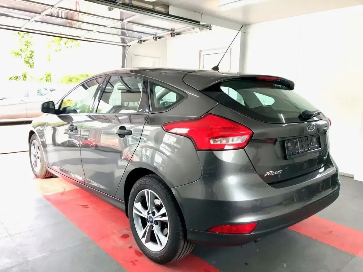 Gebraucht Ford Focus Ambiente 101 PS (74 kW) 2015 Grau Limousine