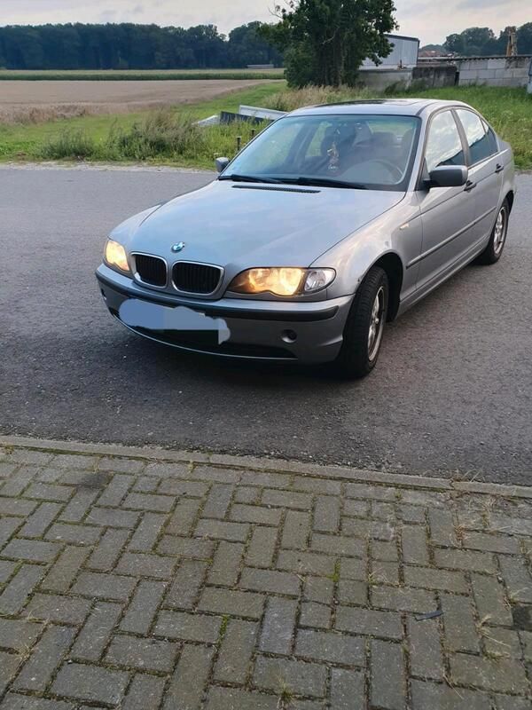 Grau Gebraucht 2003 BMW 318 Limousine | 590 € (Superpreis) - Bild 1/4