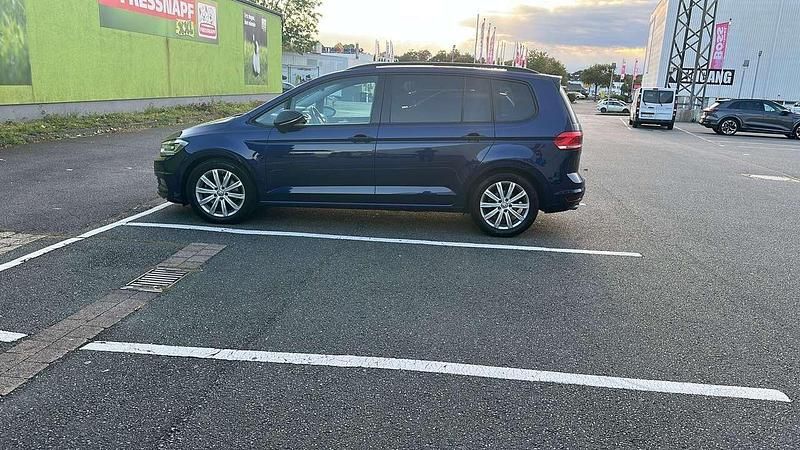 Blau Gebraucht 2018 VW Touran Highline Van / Kleinbus | 27.000 € (Teuer) - Bild 1/4
