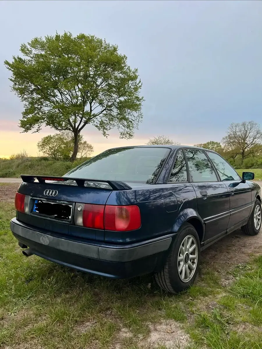Używany Audi 80 118 KM (86 kW) 1992 Niebieski Sedan/Limuzyna