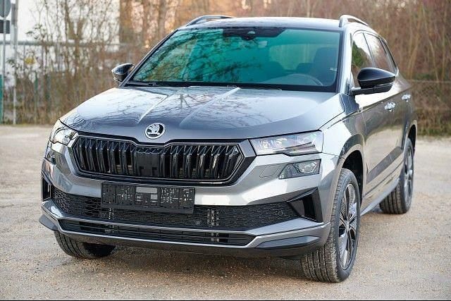 Grau Neu 2025 Skoda Karoq Drive SUV | 38.590 € (Etwas zu teuer) - Bild 1/4