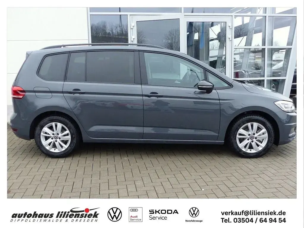 Gebraucht VW Touran Highline 150 PS (110 kW) 2024 Grau Van / Kleinbus