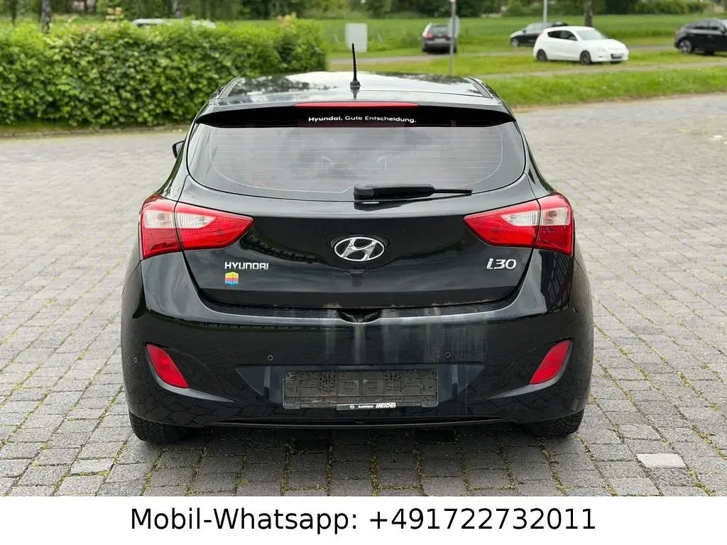 Gebraucht Hyundai i30 Intro Edition 90 PS (66 kW) 2012 Schwarz Limousine
