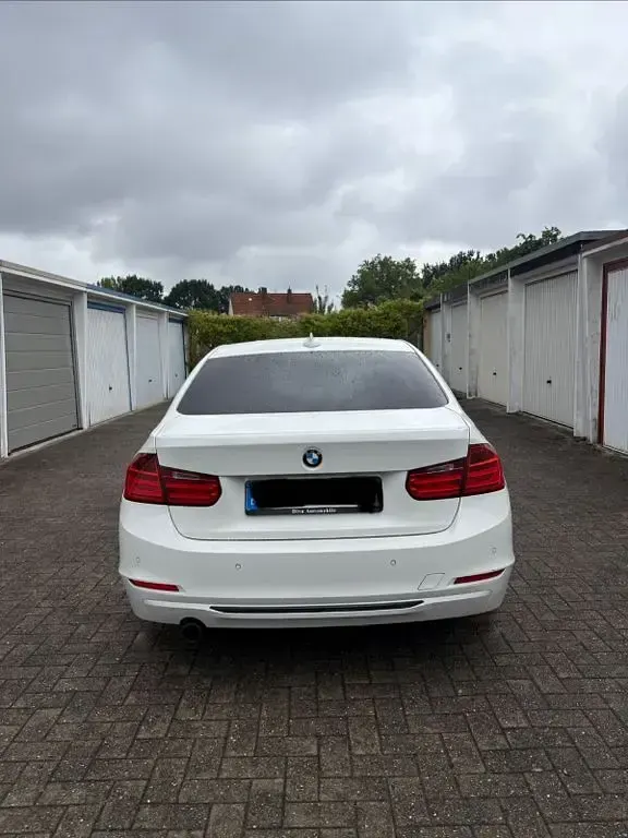 Gebraucht BMW 320 Sport Line 184 PS (135 kW) 2012 Weiß Limousine