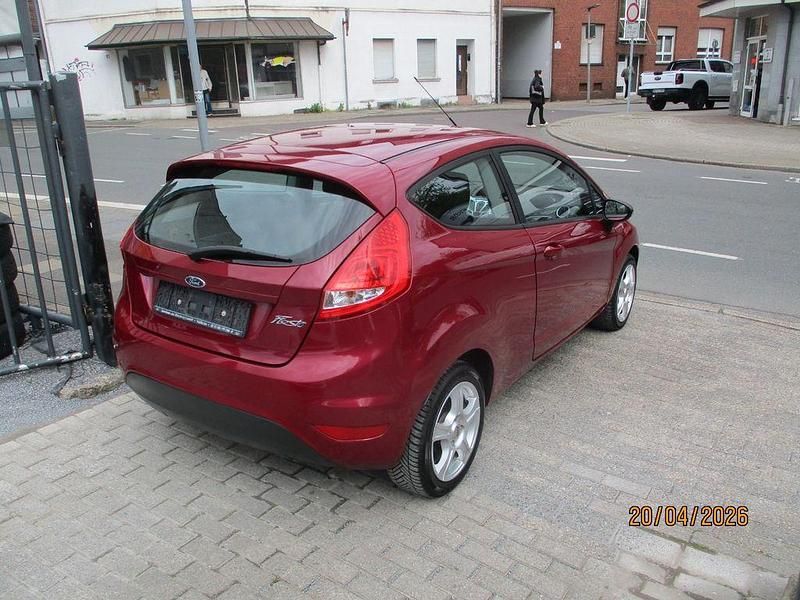 Gebraucht Ford Fiesta Trend 60 PS (44 kW) 2010 Rot Kleinwagen