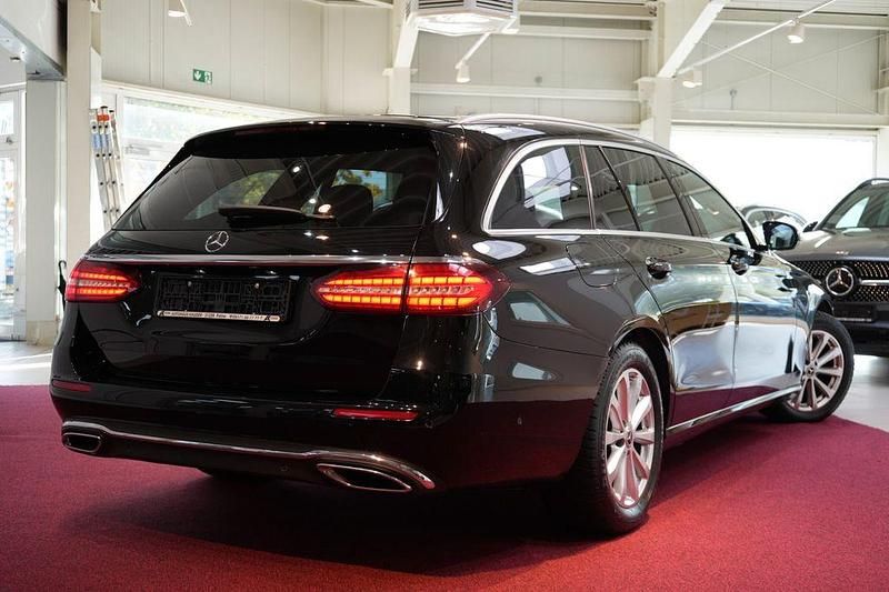 Gebraucht Mercedes E220 200 PS (147 kW) 2022 Schwarz Limousine