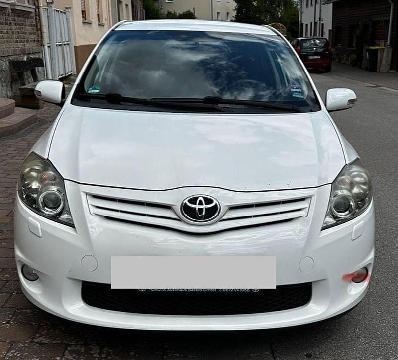 Weiß Gebraucht 2011 Toyota Auris Club Limousine | 6.899 € (Fairer Preis) - Bild 1/4