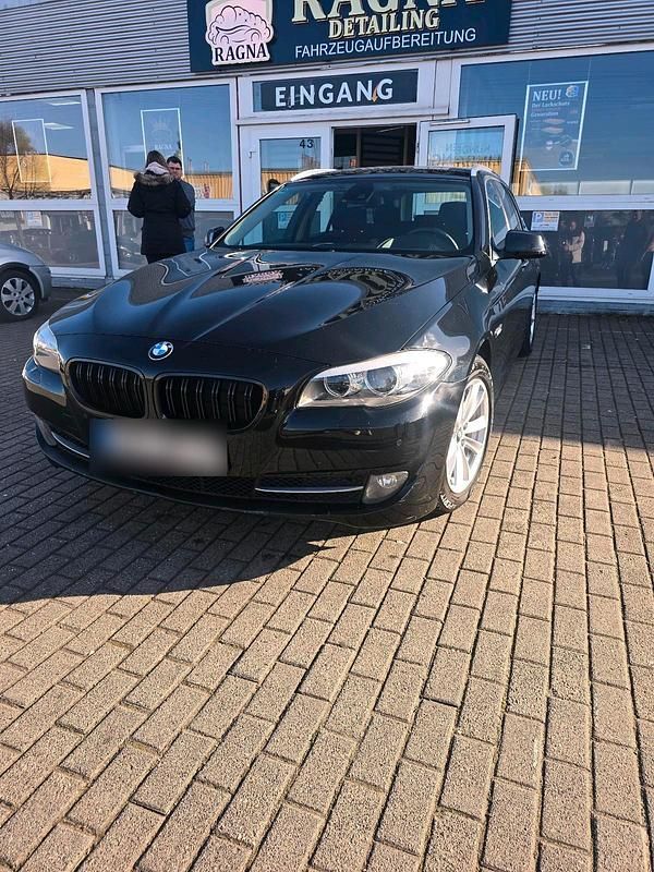 Gebraucht BMW 520 184 PS (135 kW) 2011 Schwarz Kombi
