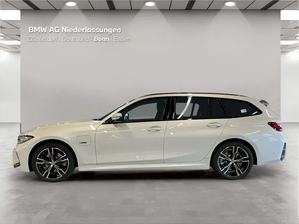 Gebraucht BMW 330e M Sport 292 PS (214 kW) 2023 Weiß Kombi
