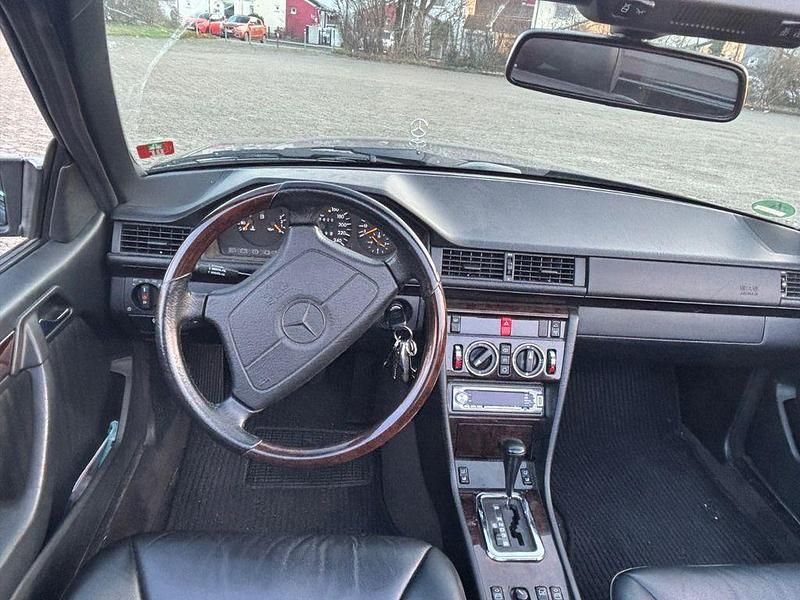 Gebraucht Mercedes E200 Edition 136 PS (100 kW) 1997 Violet Cabrio