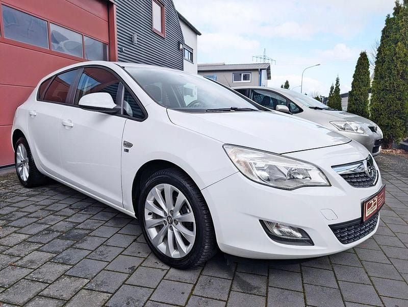 Gebraucht Opel Astra 140 PS (102 kW) 2012 Weiß Limousine