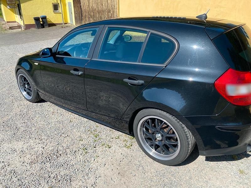 Gebraucht BMW 118 129 PS (94 kW) 2007 Schwarz Kleinwagen