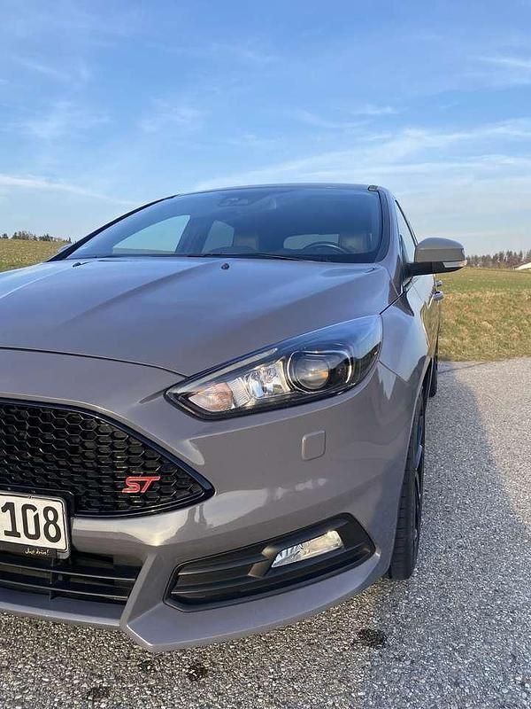 Gebraucht Ford Focus ST 185 PS (136 kW) 2017 Grau Limousine