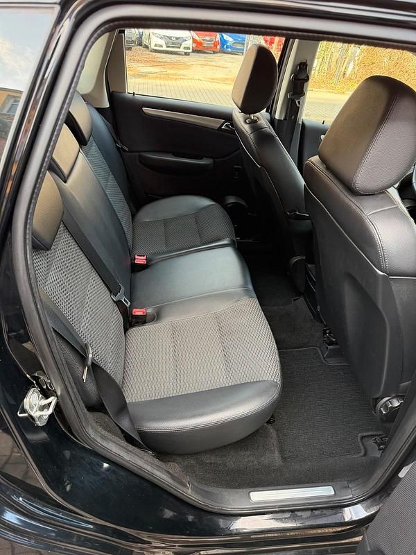 Gebraucht Mercedes A180 109 PS (80 kW) 2011 Schwarz Limousine