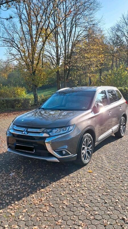 Braun Gebraucht 2017 Mitsubishi Outlander Top SUV | 18.249 € - Bild 1/4
