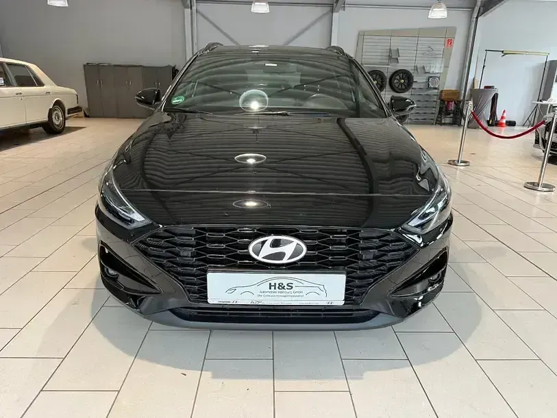 Gebraucht Hyundai i30 Advantage 101 PS (74 kW) 2024 Abyss black / mic Kombi