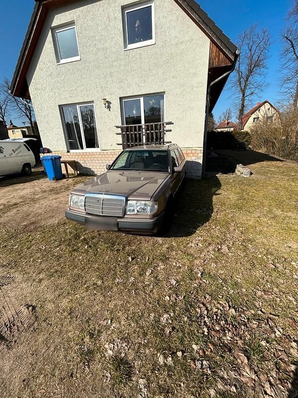 Gebraucht Mercedes E220 132 PS (97 kW) 1987 Braun Kombi