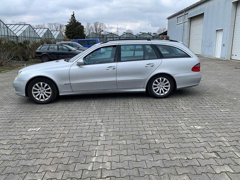 Gebraucht Mercedes E220 170 PS (125 kW) 2007 Silber Limousine