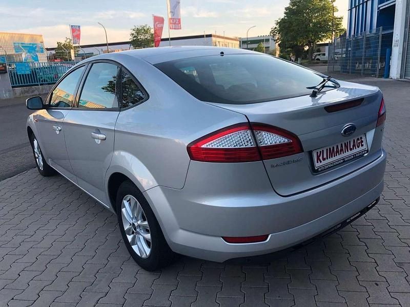 Gebraucht Ford Mondeo 125 PS (91 kW) 2009 Silber metallic Limousine