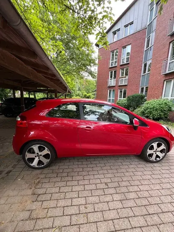 Gebraucht Kia Rio 109 PS (80 kW) 2012 Rot Limousine