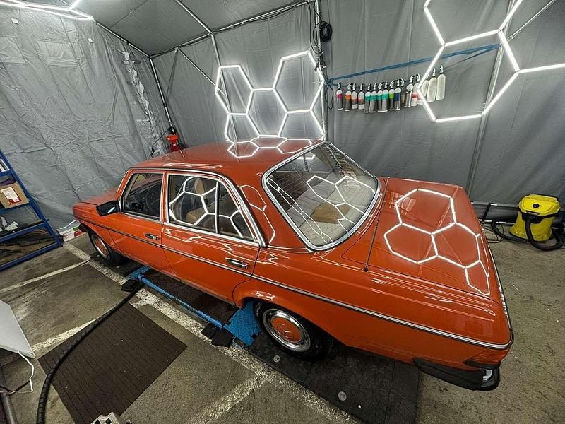 Gebraucht Mercedes E230 109 PS (80 kW) 1981 Orange Limousine