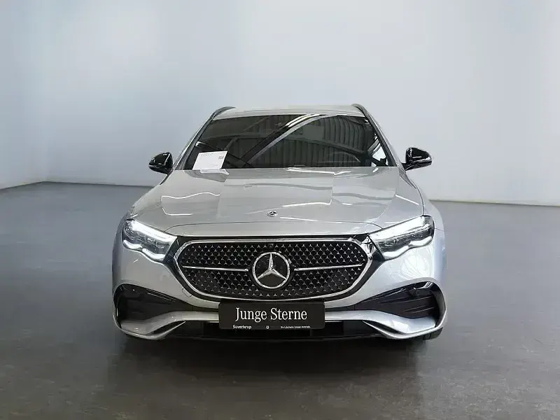 Usado Mercedes E220 AMG 197 CV (144 kW) 2025 Plateado Berlina