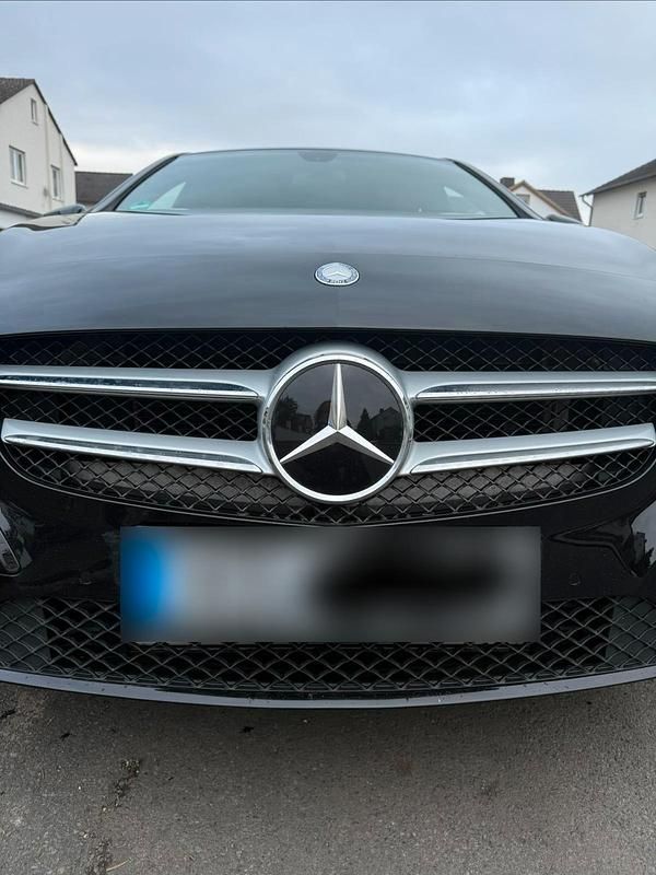 Gebraucht Mercedes A180 Urban 122 PS (89 kW) 2013 Schwarz Limousine