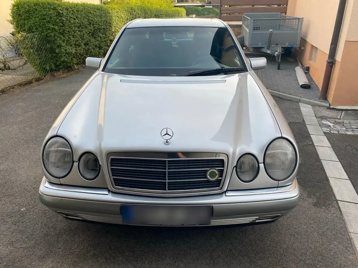 Używany Mercedes E280 Elegance 204 KM (150 kW) 1997 Srebrny Sedan/Limuzyna