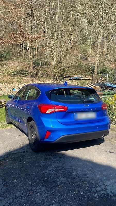 Blau Gebraucht 2019 Ford Focus Limousine | 10.500 € (Fairer Preis) - Bild 1/4