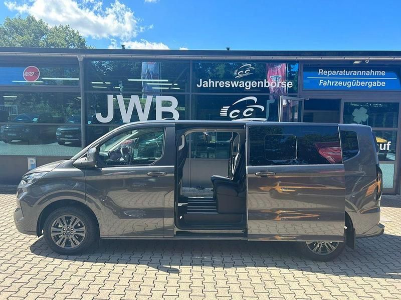 Grau Neu 2025 Ford Tourneo Titanium Van / Kleinbus | 63.980 € (Etwas zu teuer) - Bild 1/4