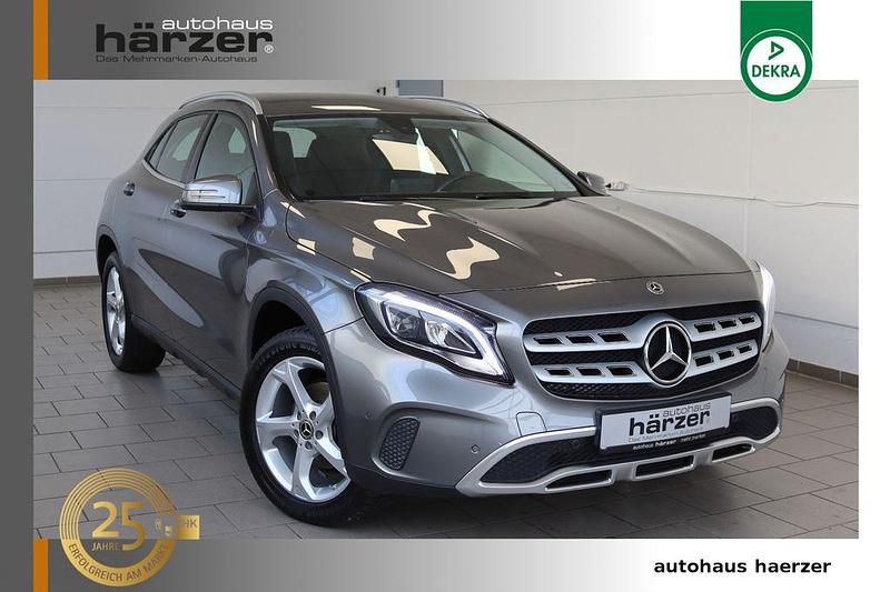 Grau Gebraucht 2017 Mercedes GLA200 Urban SUV | 21.470 € (Fairer Preis) - Bild 1/4