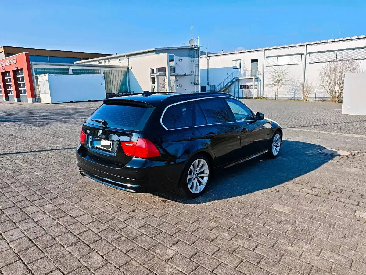 Gebraucht BMW 325 204 PS (150 kW) 2011 Schwarz Kombi