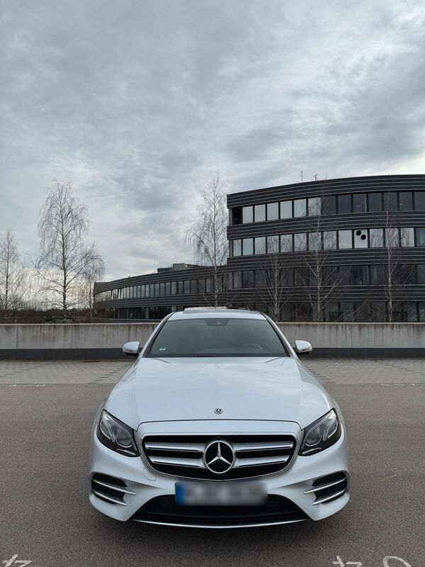 Silber Gebraucht 2018 Mercedes E350 AMG line Limousine | 29.500 € - Bild 1/4