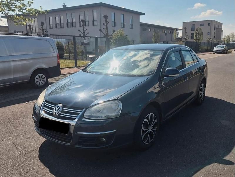 Second-hand VW Jetta 116 CP (85 kW) 2006 Gri Berlinǎ