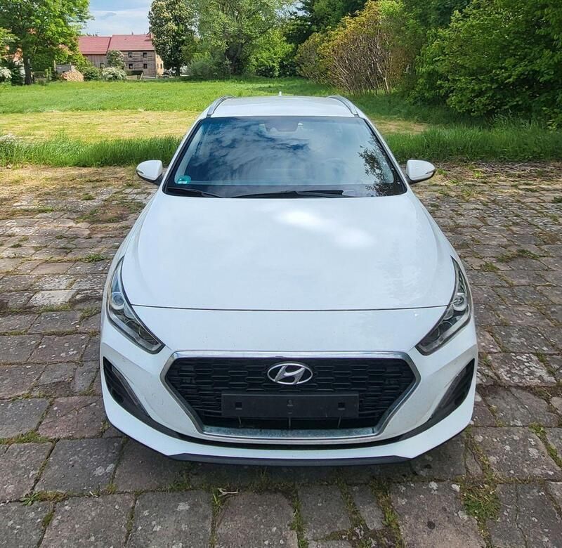 Weiß Gebraucht 2019 Hyundai i30 Premium Kombi | 13.000 € (Guter Preis) - Bild 1/4