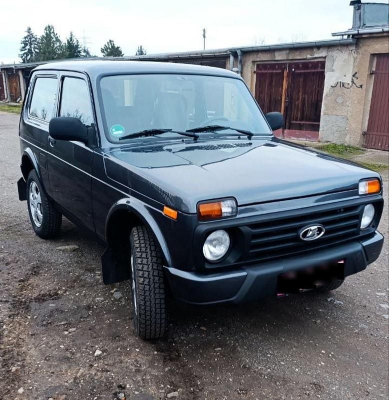 Grau Gebraucht 2017 Lada niva SUV | 9.400 € (Fairer Preis) - Bild 1/4