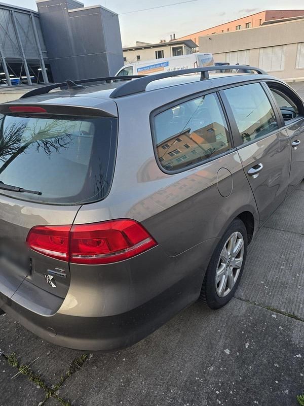 Usata VW Passat 105 CV (77 kW) 2011 Marrone Station wagon