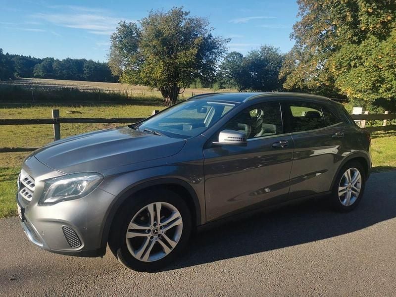 Grau Gebraucht 2019 Mercedes GLA220 SUV | 18.999 € (Guter Preis) - Bild 1/4