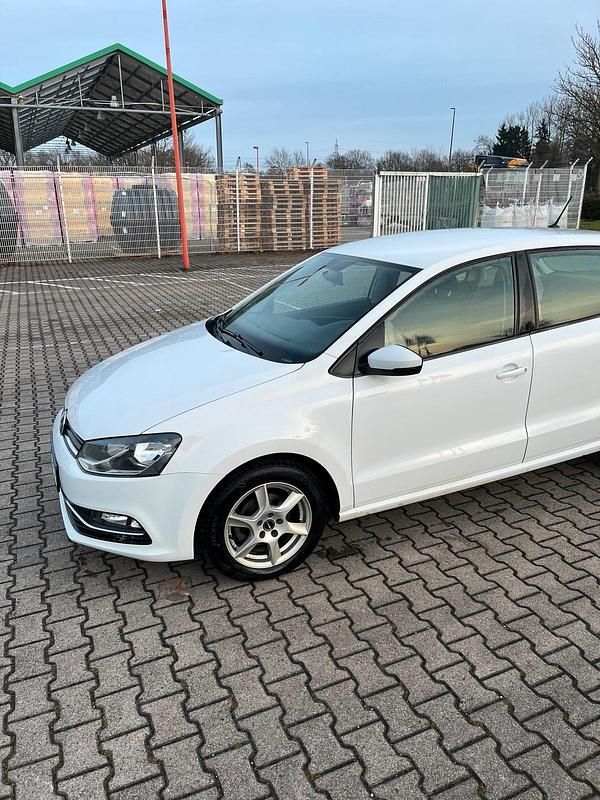 Gebraucht VW Polo Comfortline 90 PS (66 kW) 2015 Weiß Kleinwagen