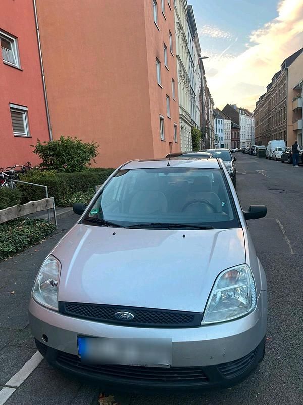 Grau Gebraucht 2002 Ford Fiesta Kleinwagen | 800 € (Fairer Preis) - Bild 1/4