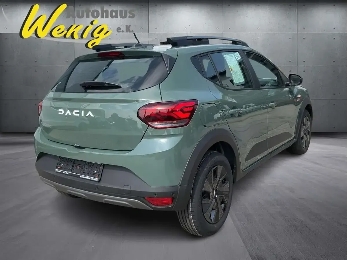 Neu Dacia Sandero Stepway 91 PS (66 kW) 2025 Safarigrüngrau Limousine