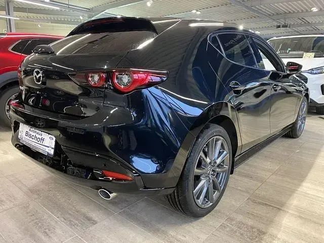 Neu Mazda 3 Sky 140 PS (102 kW) 2026 Jet blackmetallic Limousine